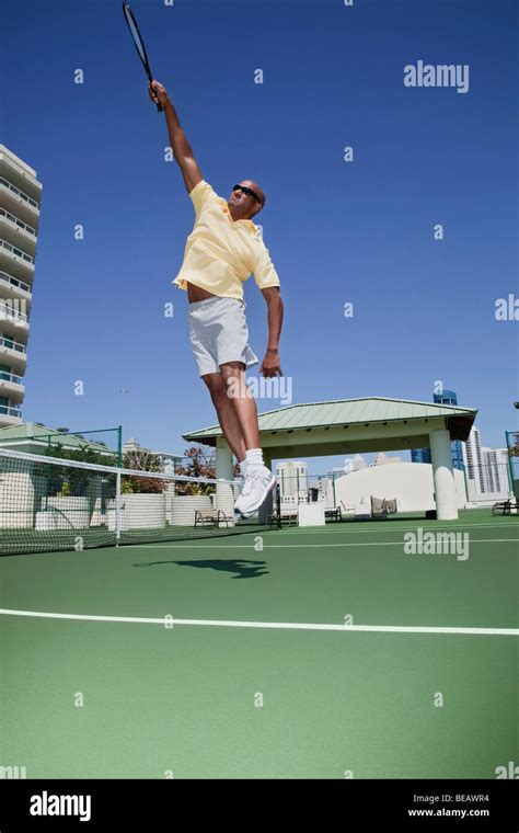 joueur de tennis africains sautant avec racket photo stock alamy