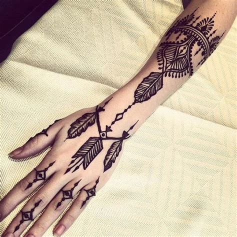 The dye is usually made out of dried leaves. 19 Beautiful Feather Henna Designs You Will Love To Try