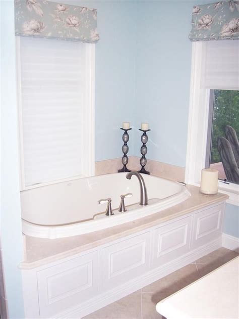 Tile rende una vasca perfetta per le vasche idromassaggio perché può essere installata ovunque. Whirlpool Tub with Marble Deck and Wood Base | Whirlpool ...