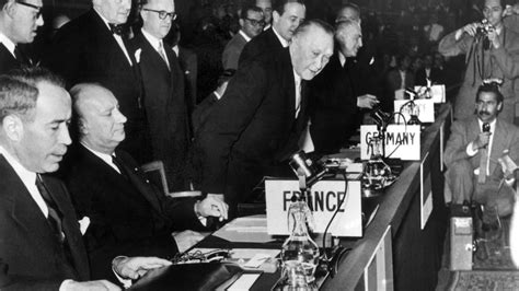 Bundesrepublik Deutschland tritt 1955 der NATO bei - SWR Kultur
