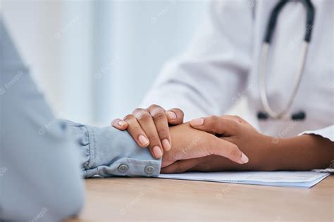 Médico Paciente Y Tomados De La Mano Por Empatía Confianza Y Esperanza