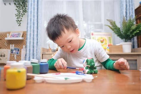 Niño Con Mamá Jugando En Colorido Kit De Construcción Foto Gratis