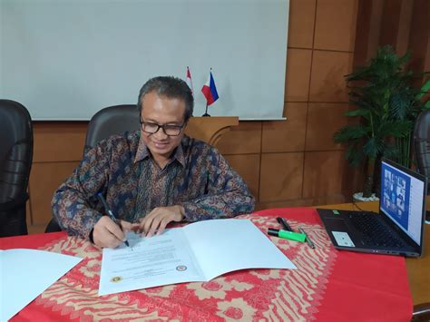 Alasannya, menurut pedoman ejaan yang disempurnakan (eyd), kata majemuk haruslah ditulis secara terpisah. Universitas Muria Kudus - Masa Pandemi, UMK Gencarkan ...