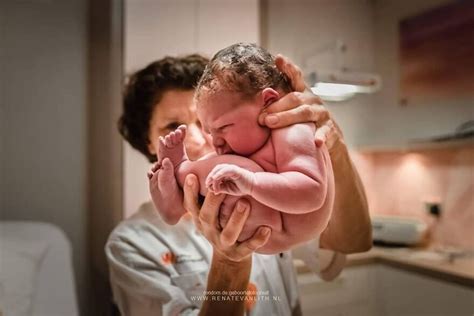 20 Raw And Beautiful Birth Photos Captured By Dutch Photographer Renate