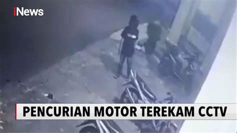Aksi Pencurian Sepeda Motor Di Masjid Ciracas Terekam Cctv Inews