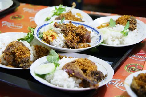 Kalau tinggal di luar tiga kota tersebut, gak. Fried Duck Sinjay Madura | Bebek Goreng Sinjay Madura