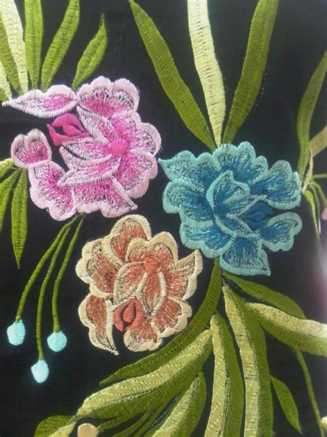 Rak bunga susun kayu standing pot tempat penyimpanan tanaman hrk202. Kain Baju Raya: JUBAH SULAM BUNGA BERWARNA (kod : JBsulam)