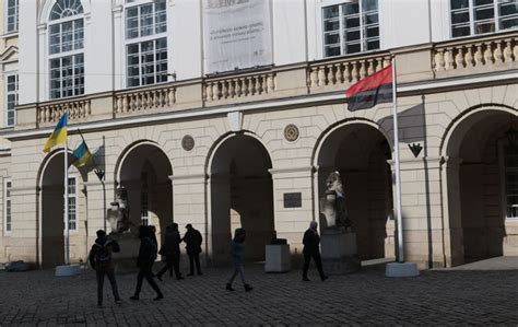 Нагадаємо, київська міська рада перейменувала московський проспект на проспект степана бандери в липні 2016 року. У Львові перед міськрадою вперше вивісили червоно-чорний ...