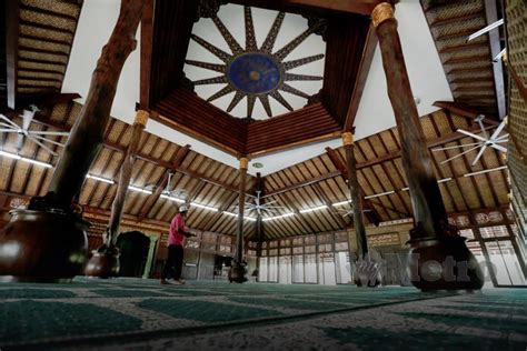 While you're there you should be respectful of. Solat jemaah di masjid belum dibenarkan di Kelantan ...