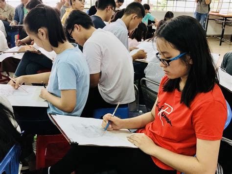 Khi đến trường, các cô nàng sẽ sơ vin áo sơ mi trắng kết hợp quần tây đen mang lại vẻ. Thí sinh bị cách ly không thể dự thi năng khiếu, trường xử ...