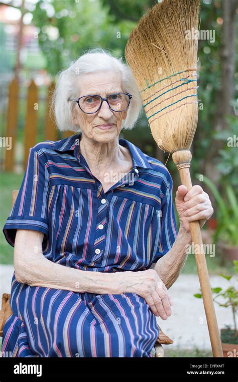 Alte Oma Mit Besen Von Hausarbeit Ruhen Stockfotografie Alamy