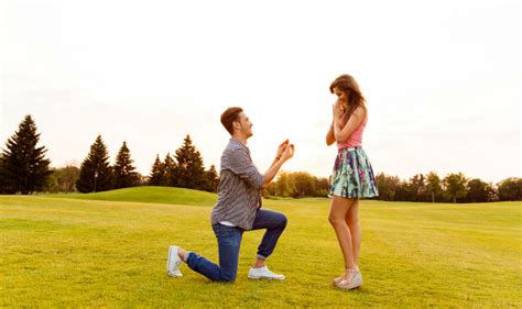 Proposing love is not just about mushy cards, cute teddies and sweet nothings. How to propose to your girl? Get her to say a yes with these 6 special ways! - India.com