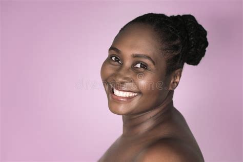 Mujer Africana Joven Con La Piel Hermosa Contra Un Fondo Blanco Imagen De Archivo Imagen De