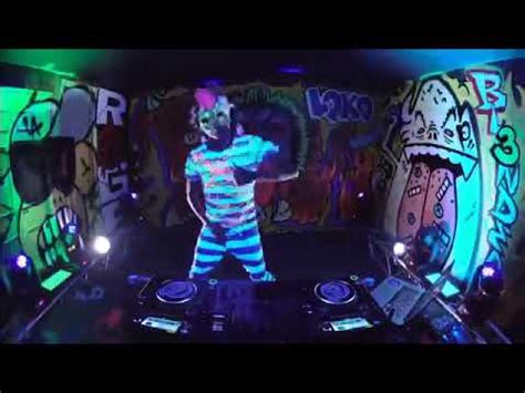 Jangan lupa untuk like, comment, and subscribe ya guys.btw terima kasih banyak yang sudah stay dan support channel ini sampai mencapai 100 subs. DJ Aisyah Jatuh cinta pada Jamila - Akimilaku - YouTube