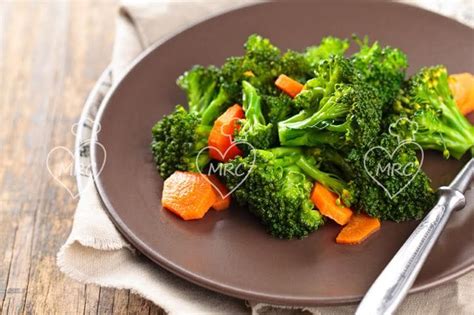 Cómo cocinar el brócoli para aprovechar todos sus beneficios. Brócoli y zanahoria al vapor | Receta (con imágenes ...