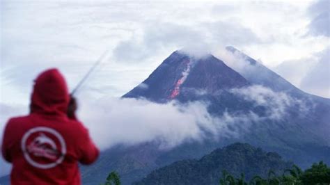 Pemantauan aktivitas vulkanik gunung merapi (tanggal 21 januari 2021) saya lakukan mulai pagi hari sebelum subuh. Gunung Merapi Pagi Ini Kembali Semburkan Awan Panas Guguran Sejauh 1.000 Meter
