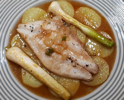 Saint - Pierre au four sur son lit de pommes de terre