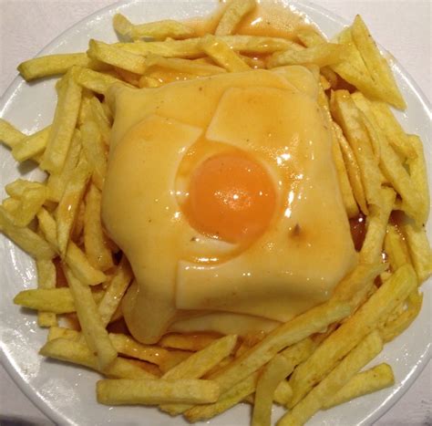 Typique du nord du portugal et plus précisément de la région de porto, et au delà de son gout unique, la francesinha possède une histoire au cœur des débats. Francesinha. Porto, Portugal | Receitas, Receitas ...