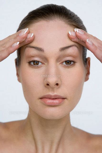 Young Woman Rubbing Forehead 11029006648 ｜ 写真素材・ストックフォト・画像・イラスト素材｜アマナイメージズ