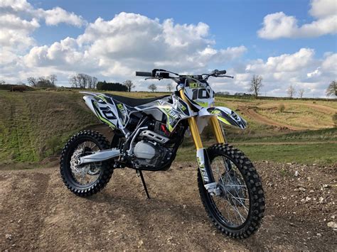 Basic physics tells us that bigger wheels roll faster and smoother we are offering a selection of dirt jumping mtbs from bmx brands to keep the connection close. 10Ten 250RX Dirt Bike - Full size adult dirt bike 21 ...