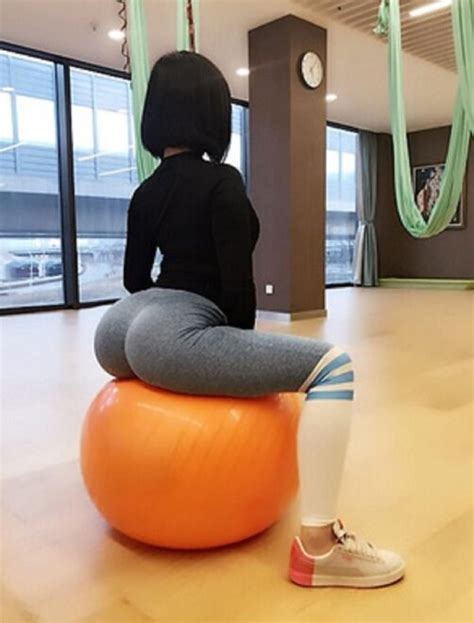 Gao Qian Sitting On A Yoga Ball Foto Porno
