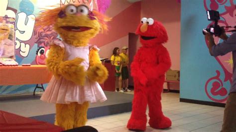 Photos of the baby shark's big show! Elmo Play Zoe Says : My daughter getting her picture taken ...