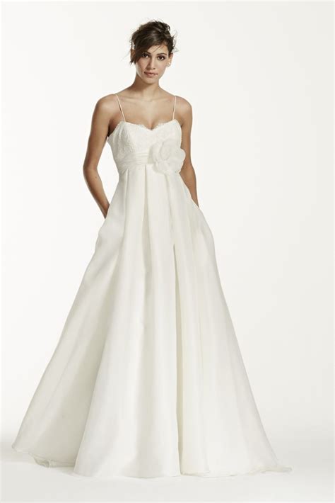 24 Elegantly Tailored Wedding Dresses For Pear Shaped Body Everafterguide