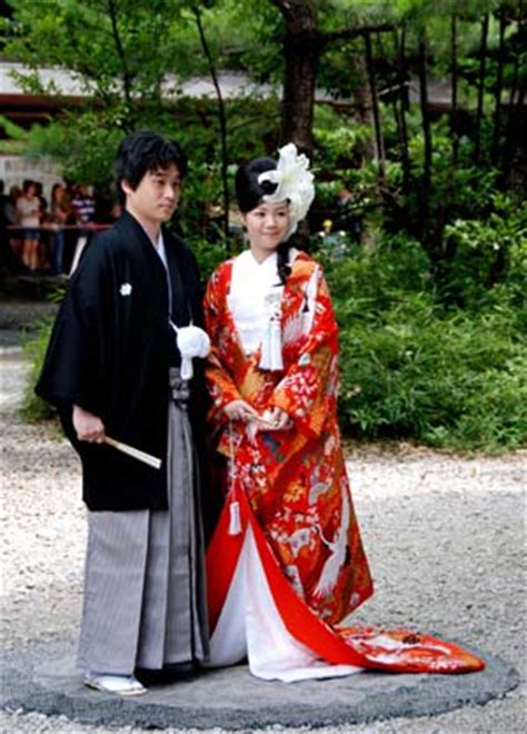 Ver más ideas sobre arte japonés, arte japonés tradicional, japonés tradicional. Traditional wedding ceremony in shrines become choice of ...