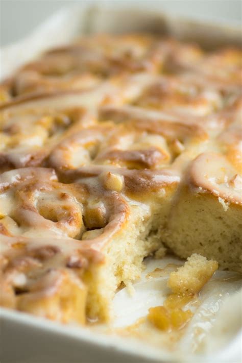 I used a combination of oat flour and brown rice flour for this recipe, but in reality you can use almost any. Apple-Cinnamon-Rolls - Apfel-Heferollen mit Frischkäsefrosting