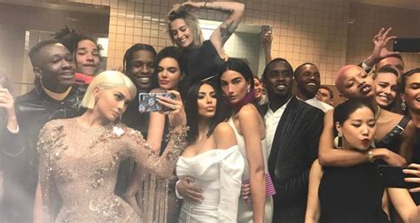 Kylie Jenner Sa Photo De Groupe Déjà Culte Dans Les Toilettes Du