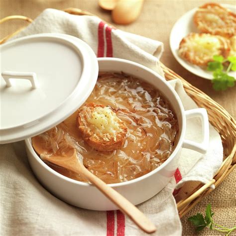Sopa de cebolla fácil rica y económica con tostadas gratinadas