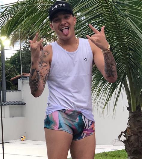 Mc Gui Só De Sunga Volume Na Cueca