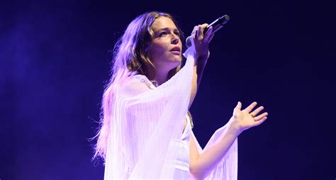 Maggie Rogers Calls Out Sexist Behavior At Her Concert Maggie Rogers Just Jared