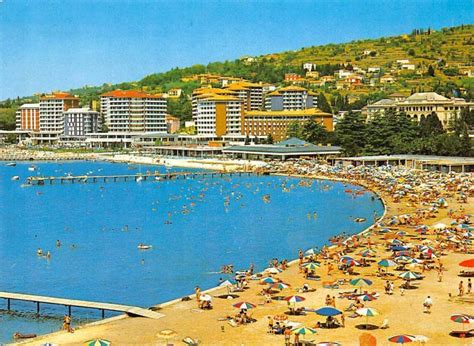 Bada naken, gå på banken naken, ja, vara naken överallt. Croatia Portoroz Plage Parapluie Strand Beach Umbrellas ...