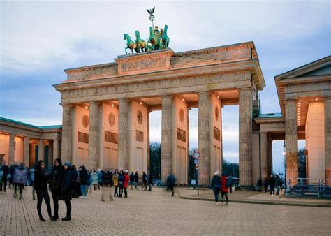 Menschen Am Brandenburger Tor Am Parizer Platz Abend Berlin