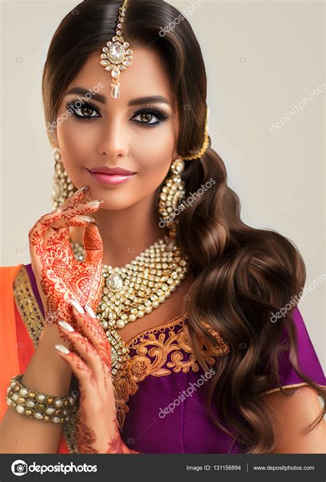 Hermosa Chica India Fotografía De Stock © Sofiazhuravets 131156894 Depositphotos