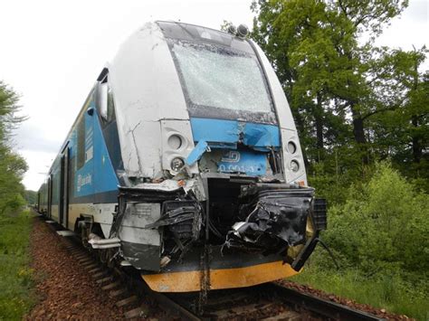 Pravděpodobnou příčinou sobotní srážky vlaků v němčicích nad hanou na prostějovsku byla nedovolené jízda za návěstidlo, které ji zakazovalo. Srážka autobusu a osobního vlaku u Hluboké | Srážka ...