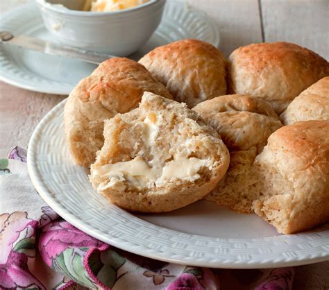 Oatmeal biscuits are such a treat. Oatmeal Dinner Rolls - Bunny's Warm Oven