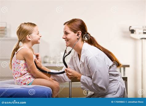 Docteur Donnant Le Contr Le De Fille Dans Le Bureau De Docteur Image