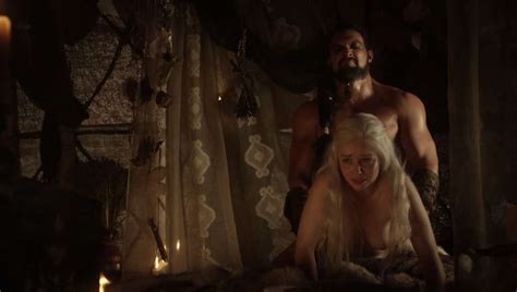 Emilia Clarke Nue Dans Game Of Thrones Plaisir Com
