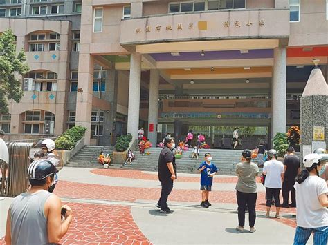 May 29, 2021 · 高雄旗山區27日出現首例新冠肺炎確診個案，不過衛生局公布活動史僅列一家水果行，當事人認為足跡史並不完整，自己列出17日以來去過的地點並po. 1傳19創新高 各地紛傳確診者 - 生活新聞 - 中國時報