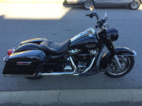 All of the above is chromed to the nines and all very nostalgic and such, but the road king special takes the base model and goes in an entirely different direction. My "Sort Of" Road King Special. - Harley Davidson Forums