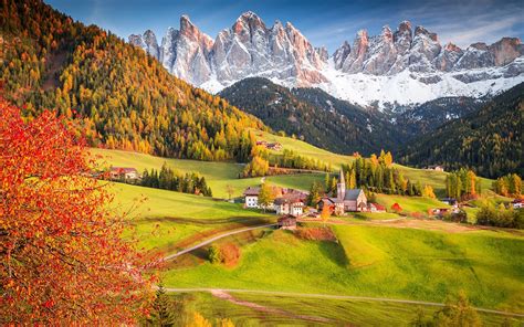 Alpen Italien Dorf Häuser Bäume Berge Felder Schöne Landschaft