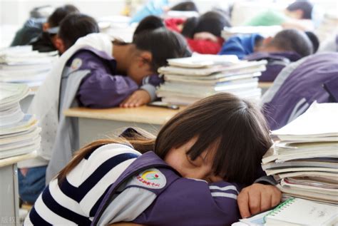 高三学生利用课间十分钟来睡觉你觉得是对还是错？高三十分钟学生新浪新闻