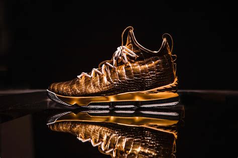 The lebron 15 basketball shoe features a new kind of flyknit and a powerful combination of cushioning designed to meet the demands of explosive players like lebron. The Shoe Surgeon & Nike Unveil Gold LeBron 15 | HYPEBEAST