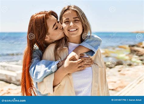 Pareja Joven Lesbiana De Dos Mujeres Enamoradas En La Playa Foto De