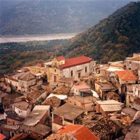 Ma oggi arriva la notizia dalla regione che i malati nella provincia di reggio salgono a quattro e che il conto complessivo in emilia romagna arriva a 217. Nella scuola di San Luca lezioni di Costituzione (grazie a una donna coraggiosa) - Il Sole 24 ORE
