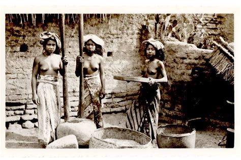 Women Pounding Rice 1930s Bali Vintage Pictures Old Pictures Old Photos Bali Girls N