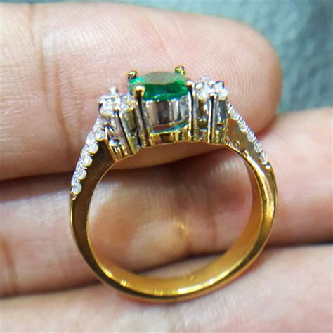 Cincin emas cch0281 tentang produk cincin emas cch0281 spesifikasi cincin bentuk glossy & doff lapisan cincin emas yang unik dan menarik akan menambah pesona penampilan anda. Jual Cincin Wanita Berlian Mata Zamrud 0322 Ring Emas ...