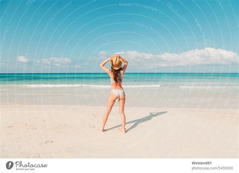 Spanien Mallorca Rückansicht einer jungen Frau im Urlaub am Strand stehend ein lizenzfreies